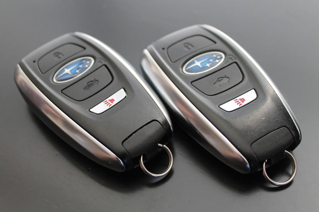 Two car keys side by side (Image: RJA1988 from Pixabay)
