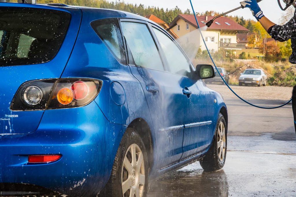 Man cleaning a motor at a car wash (Image: Hannes Edinger - Pixabay)