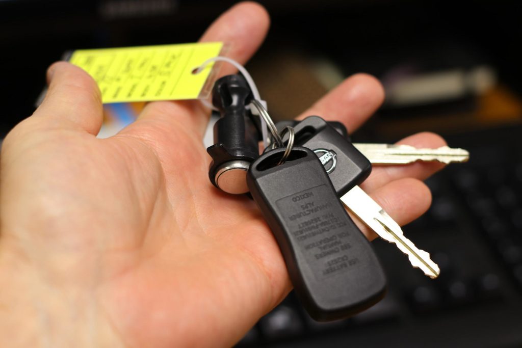 A set of car key in hand (Image: Jay Lamping - Pixabay)
